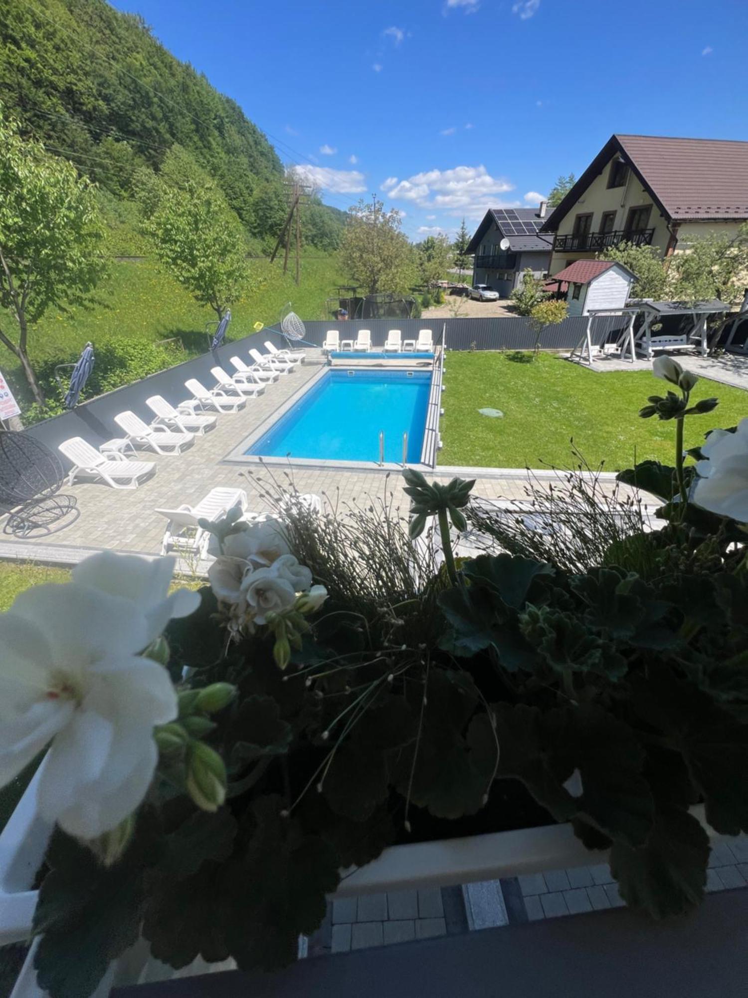 Hotel Фенікс Jaremče Esterno foto